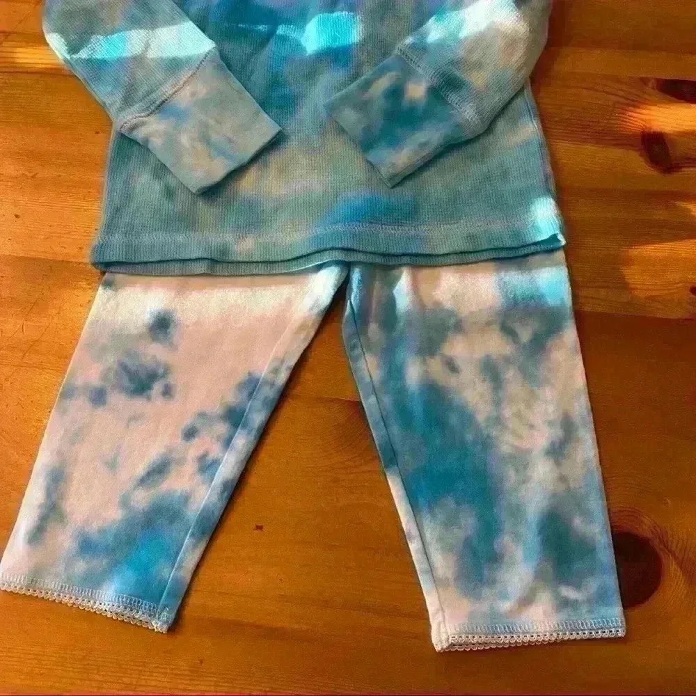 Tie dye Gap waffle shirt with capris